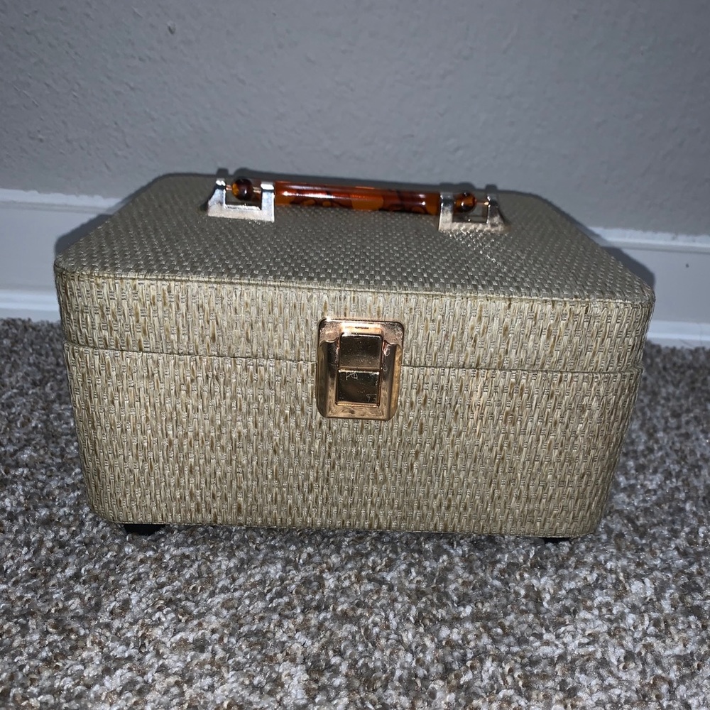 Vintage cosmetic and jewelry travel case